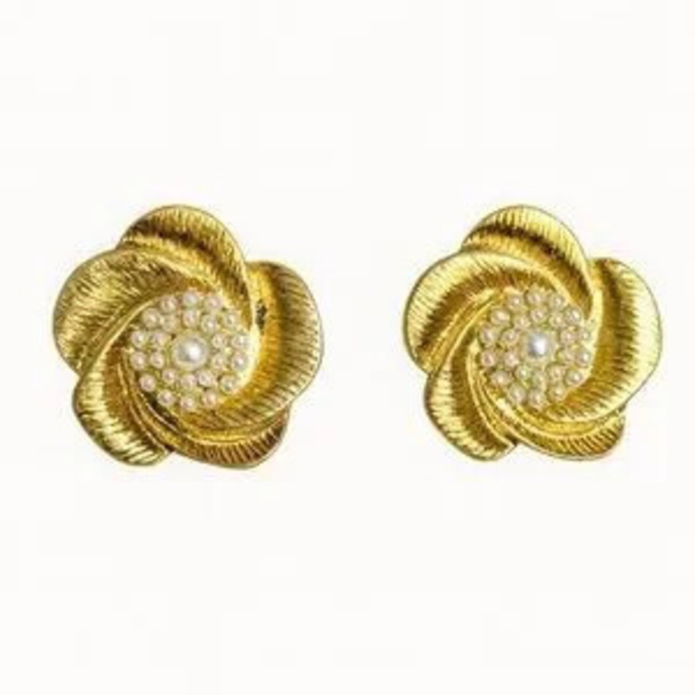 ?? Elegant Gold and Pearl Flower Earrings
